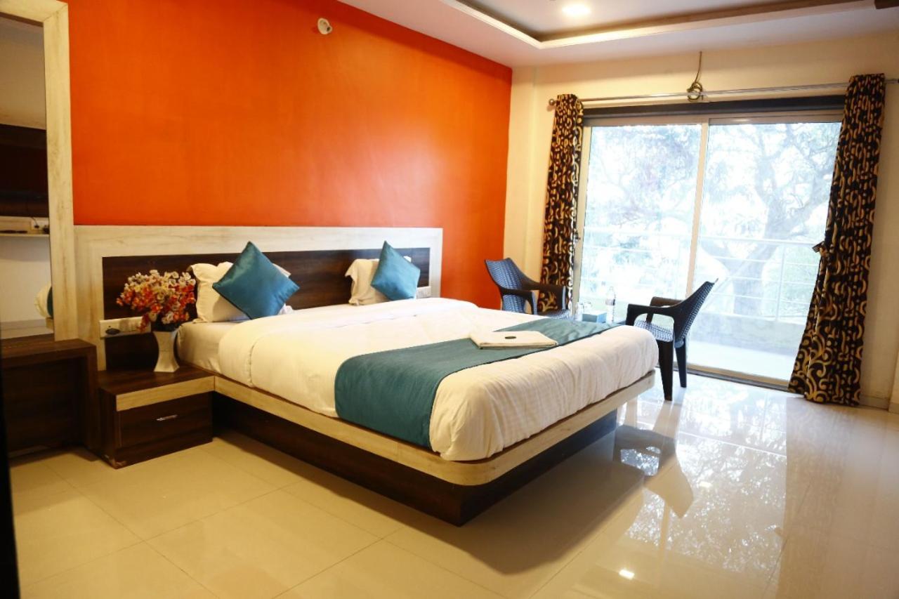Hotel Shriyan มหาบาเลชวาร์ ภายนอก รูปภาพ